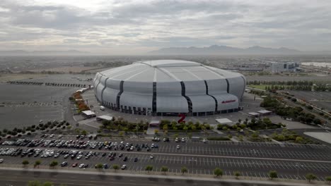 Estadio-State-Farm,-Sede-Del-Equipo-De-La-Liga-Nacional-De-Fútbol-De-Los-Cardenales-De-Arizona-En-Glendale,-Arizona,-Con-Video-De-Drones-De-Cerca-Moviéndose-Hacia-Los-Lados