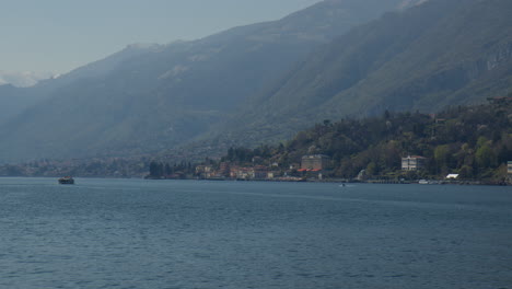 Lago-Como-Con-Montañas-Brumosas-A-La-Vista-En-Bellagio,-Lombardía,-Italia