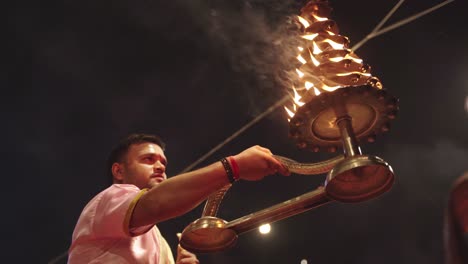 Nahaufnahme-Eines-Hinduistischen-Priesters,-Der-Nachts-Aarti-Durchführt