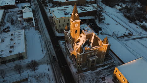 Histórico-Palacio-De-Justicia-Del-Condado-De-Washington-Durante-El-Invierno-Nevado-En-Fayetteville,-Arkansas,-Estados-Unidos