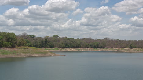 Weitwinkelaufnahme-Der-Dürre-Am-Alajuela-See-Aufgrund-Widriger-Wetterbedingungen