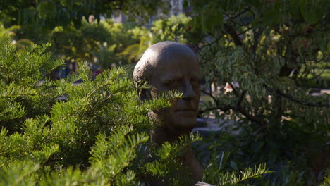 Das-Gemeißelte-Abbild-Des-Kopfes-Von-Wilhelm-Furtwängler-In-Baden-Baden,-Deutschland---Nahaufnahme