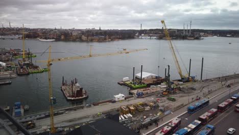 Weite-Sicht-Auf-Kräne-Und-Busse-Auf-Der-Baustelle-Am-Wasser-In-Stockholm