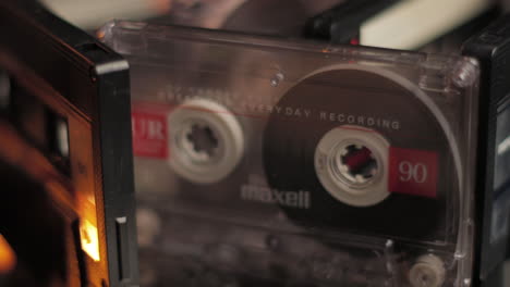 Audiokassetten,-Vintage-Tonaufnahmemedien-Aus-Den-1980er-Jahren,-Drehen-Sich-Aus-Nächster-Nähe