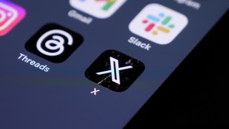 Primer-Plano-Del-Usuario-Deslizando-El-Dedo-Por-Un-Teléfono-Inteligente,-Icono-X-Enfocado,-Concepto-De-Tecnología