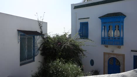 White-and-blue-traditional-house-in-Sidi-Bou-Said,-Tunisia,-with-clear-sky