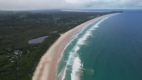 Vista-Panorámica-De-La-Playa-Broken-Head-En-Nueva-Gales-Del-Sur,-Australia---Disparo-De-Un-Dron