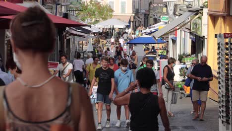 Toma-Estática-Cercana-De-Personas-Caminando-Por-El-Casco-Antiguo-De-Antibes-En-2020