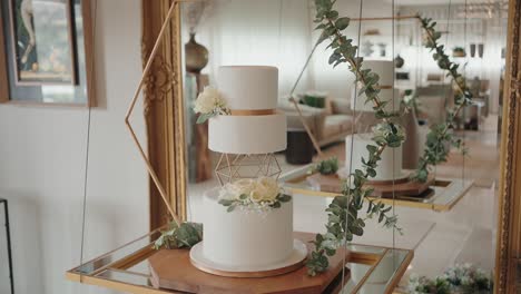 Elegante-Hochzeitstorte-Mit-Blumendekor