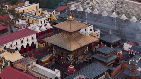 Primer-Plano-Del-Templo-Pashupati-Nath,-Declarado-Patrimonio-De-La-Humanidad-Por-La-Unesco,-En-Katmandú,-Nepal.