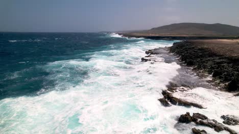 Luftaufnahme-Der-Ostküste-Von-Aruba-Mit-Starken-Wellen