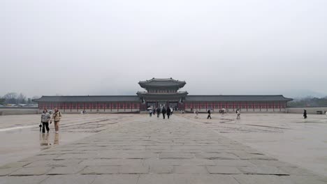 Gyeongbokgung-Palast-In-Seoul,-Korea-An-Einem-Grauen,-Regnerischen-Wintertag-Mit-Menschen