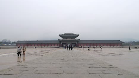 Palacio-Gyeongbokgung-En-Seúl,-Corea,-En-Un-Día-Gris-Y-Lluvioso-De-Invierno-Con-Gente