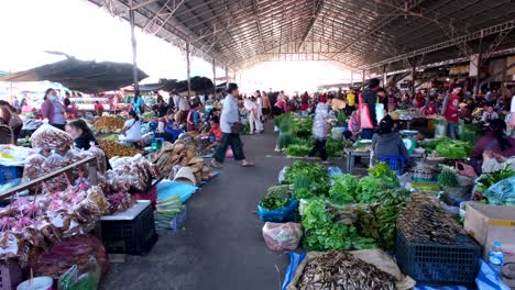 Un-Amplio-Panorama-Del-Mercado-Público-De-Dao-Heuang-Revela-Una-Atmósfera-Bulliciosa-Repleta-De-Actividad,-Mientras-Los-Vendedores-Exhiben-Sus-Productos-Y-Los-Compradores-Navegan-Por-La-Animada-Escena.