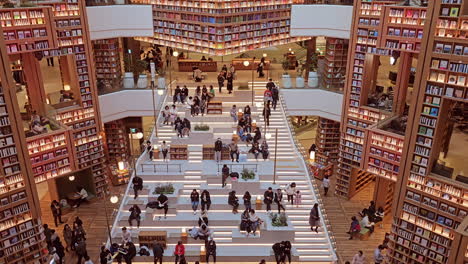 Leute-Lesen-Bücher-Und-Bewundern-Die-Starfield-Suwon-Hall-Mit-Ihrer-Offenen,-Geräumigen-Umgebung-–-Weite-Aussicht-Von-Oben