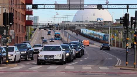 Straßenverkehr-Und-U-Bahn-In-Stockholm,-Globe-Arena-Sichtbar