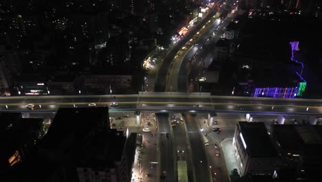 Cámara-De-Drones-Con-Vista-Aérea-De-Rajkot-Que-Muestra-Muchas-Cuatro-Ruedas,-Muchas-Bicicletas-Y-Muchos-Vehículos-Bajando-Por-El-Puente.