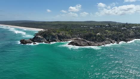 Drohnenaufnahme-Aus-Der-Umlaufbahn-Der-Stradbroke-Islands,-Point-Lookout,-North-Gorge