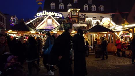 Amigos-Y-Familias-Caminando-Por-Las-Calles-Del-Mercado-Navideño-Por-La-Noche