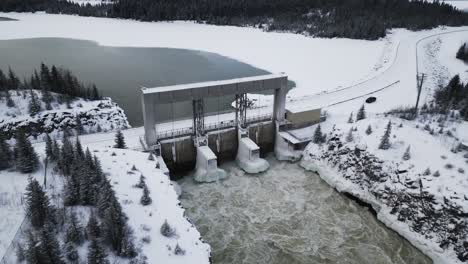 Aéreo-Lento-Drone-órbita-Agua-Corriendo-Notigi-Represa-Hidroeléctrica-Poder-ártico