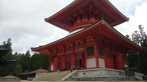 Los-Turistas-Visitan-El-Kongobuji-Danjo-Garan-En-Koyasan,-Japón.