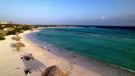 Empuje-Aéreo-Lento-Hacia-Baby-Beach-En-Aruba