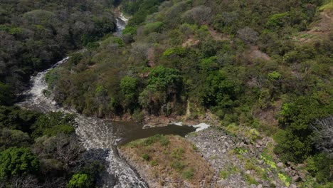 Luftdrohne-Tropischer-Wald-Fluss-Costa-Rica