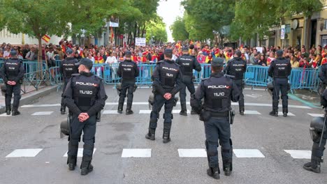 Polizisten-Stehen-Vor-Dem-PSOE-Büro-Wache,-Während-Sich-Demonstranten-Gegen-Die-Sozialistische-PSOE-Versammeln,-Nachdem-Sie-Einer-Amnestie-Für-Die-Am-Abspaltungsversuch-In-Katalonien-Beteiligten-Zugestimmt-Haben