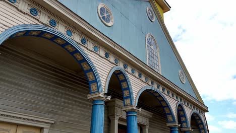 Vista-Panorámica-De-La-Iglesia-Azul-Y-Amarilla-De-Nuestra-Señora-Del-Rosario,-Isla-De-Chonchi-Chile