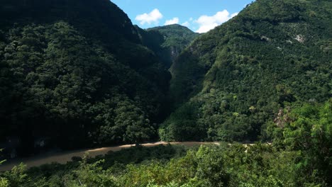 Flussschlucht-In-Vielen-Gewässern