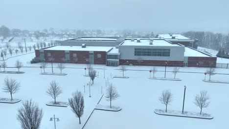 Edificio-Escolar-Cerrado-En-Estados-Unidos-Durante-El-Día-De-Nieve