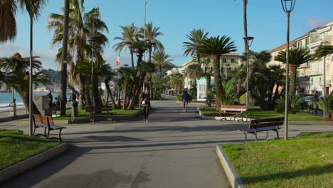 Paseo-Marítimo-En-Varazze,-Italia,-Gente-Caminando-En-Un-Día-Soleado,-Riviera-Italiana