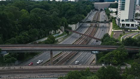 Tagsüber-Stark-Befahrene-Autobahn-Im-Vorortbereich-Der-Stadt-Atlanta