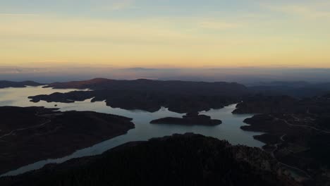 Panorama-Luftaufnahme-Mit-Überblick-über-Den-Kerkini-See-In-Griechenland-Bei-Sonnenuntergang-Mit-Leuchtendem,-Sanft-Beleuchtetem-Himmel