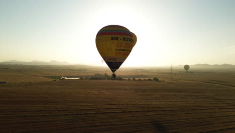 Globos-Aerostáticos-Iluminados-Por-El-Sol-Vuelan-Sobre-Tierras-Agrícolas-De-Mallorca-Al-Amanecer.