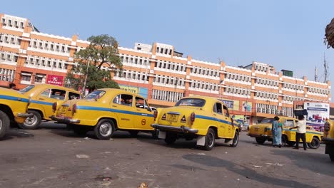 El-Taxi-Amarillo-Y-La-Estación-Sealda-Continúan-Llevando-La-Larga-Tradición-De-Kolkata.