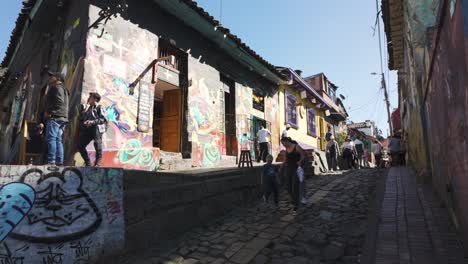 Lebendige-Straßenkunstszene-In-La-Candelaria-In-Bogotá,-Kolumbien