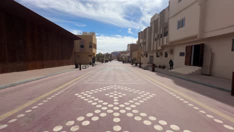 Al-Ula,-Saudi-Arabien---18.-Februar-2024:-POV:-Altstadtstraße-Ohne-Autos,-Cafés-Und-Restaurants-Mit-Einem-Lebendigen-Kulturzentrum