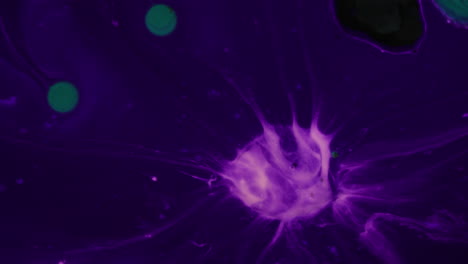 Explodierende-Filamente-Aus-Violettem-Organischem-Abstraktem-Kunst-Fluid-Effekt
