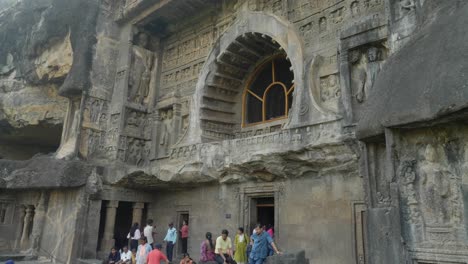 Las-Esculturas-De-La-Entrada-A-La-Cueva-26-En-Las-Cuevas-Medievales-De-Ajanta-En-La-India.