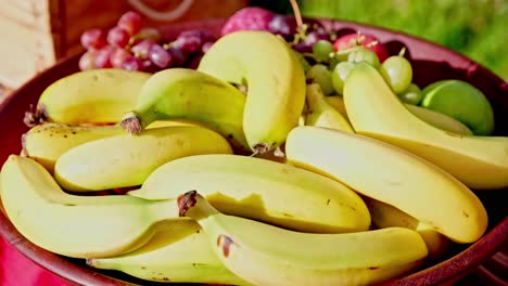 Eine-Große-Hölzerne-Obstschale-Gefüllt-Mit-Gelben-Bananen