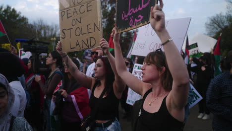 Dos-Mujeres-Sostienen-Carteles-A-Favor-De-Palestina-Y-Gritan-En-Una-Protesta-A-Favor-De-Palestina-En-D.