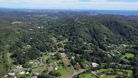 Comunidad-En-Un-Exuberante-Paisaje-Natural-En-El-Valle-De-Currumbin,-Gold-Coast,-Queensland,-Australia---Toma-Aérea