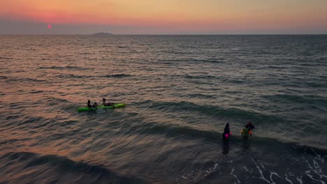 Kinder-Haben-Spaß-Im-Wasser-Des-Ozeans-Bei-Sonnenuntergang