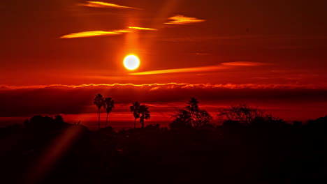Zeitraffer-Des-Leuchtend-Roten-Sonnenaufgangs-Am-Morgen-über-Dem-Kenneth-Hahn-Viewpoint-In-Los-Angeles,-Kalifornien,-USA
