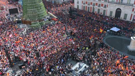 Konservative-Politiker-Sprechen-Mit-Demonstranten,-Die-Sich-An-Einer-überfüllten-Puerta-Del-Sol-Gegen-Die-Sozialistische-Partei-PSOE-Versammelt-Haben,-Nachdem-Sie-Einer-Amnestie-Für-Die-Am-Abspaltungsversuch-Von-Katalonien-Beteiligten-Personen-Zugestimmt-Hatten