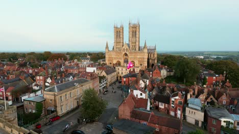 Vistas-De-La-Famosa-Catedral-De-Lincoln-Que-Muestra-A-Los-Turistas-Y-Compradores-Caminando-Por-Las-Concurridas-Calles-De-La-Histórica-Ciudad-De-Lincoln.