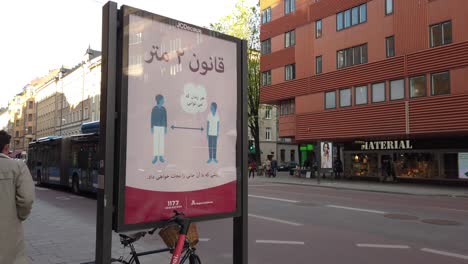 Coronavirus-Informationen-Auf-Persisch-Auf-Einem-Straßenschild-In-Stockholm,-Schweden