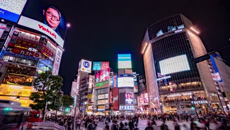 Amplia-Vista-De-La-Calle-De-Shibuya-Cruzando-Lapso-De-Tiempo-Nocturno-En-Tokio,-Inclinación-De-Japón