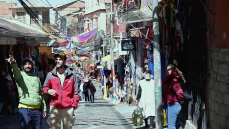 Los-Visitantes-Caminan-Por-Una-Encantadora-Calle-Estrecha-De-Adoquines-En-La-Paz,-Bolivia.